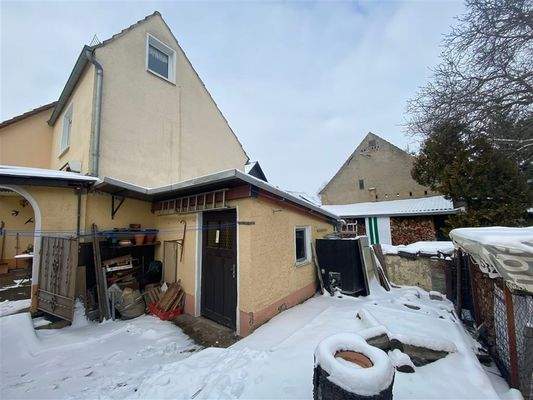 Rückansicht und Grundstück