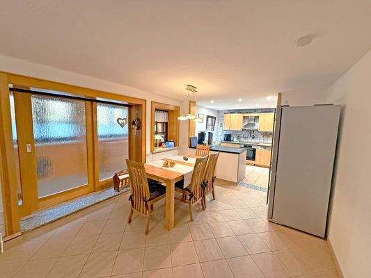 Großzügiges Esszimmer mit Blick in die Küche