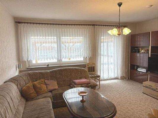 Wohnzimmer mit Ausgang zum Balkon