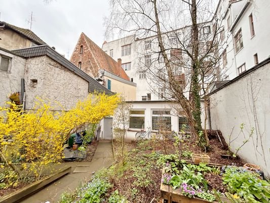 Innenhof mit Blick auf die rückwärtige Fassade