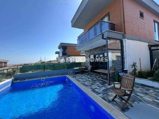 4-Bedroom Villa with a Private Pool in Istanbul Buyukcekmece