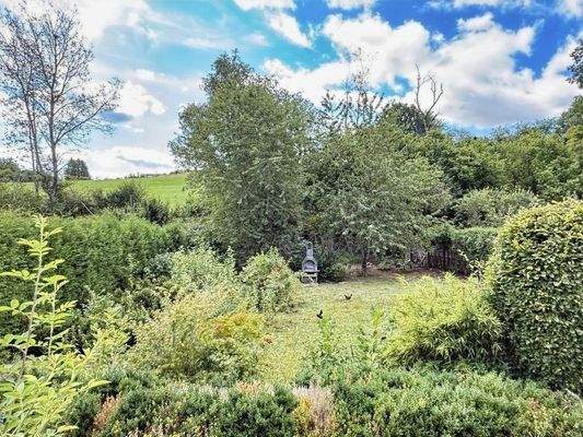 Geschützter Garten mit weitem Blick zum Bach