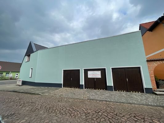 Straßenansicht des Seitenflügels