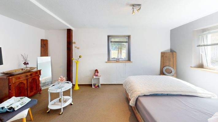 Schlafzimmer 1 (2).jpg