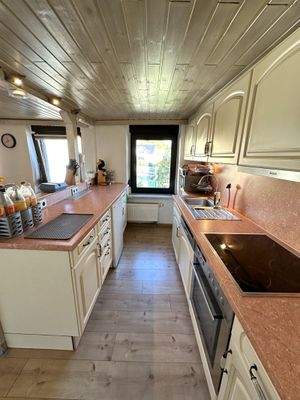 Lichtdurchflutete Landhausküche 