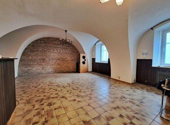 EG: nochmals im großen (von KI vorab ausgeräumten) Gewölbe-Raum