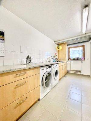 UG: Wäschezimmer mit Zugang in Garten