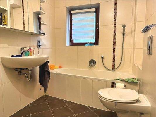 Tageslichtbad mit Wanne und Dusche