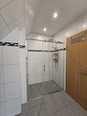 Badezimmer mit Dusche