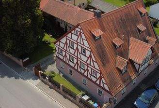 Straßenseite mit Linde