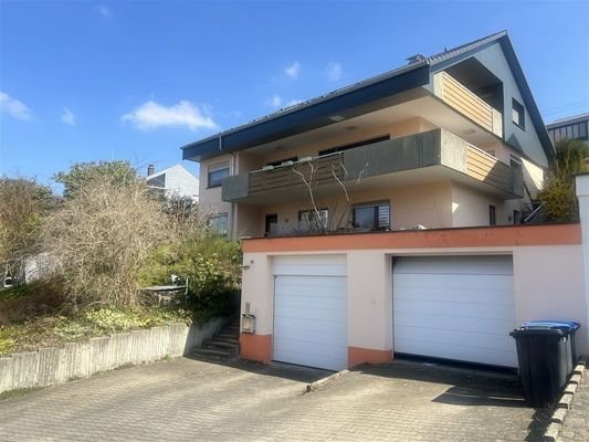 Außenansicht mit Doppelgarage