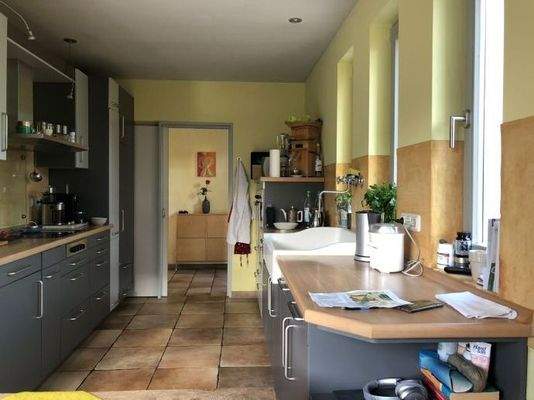 Einbauküche mit Schiebetür zum Flur