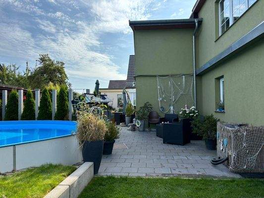 Terrasse und Pool am Hinterhaus
