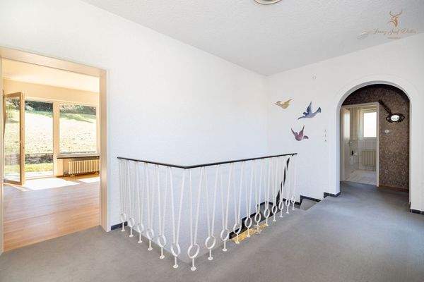 Treppenhaus mit Blick ins Wohnzimmer