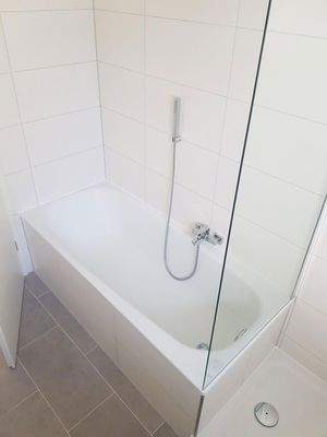 Bad (Dusche und Badewanne)