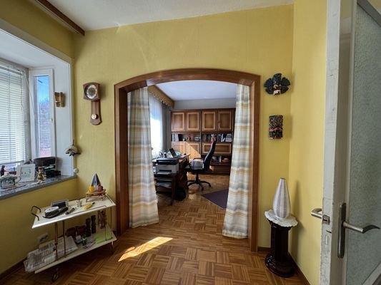 Wohnzimmer mit Parkett