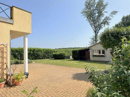 große Terrasse mit Blick in den Garten