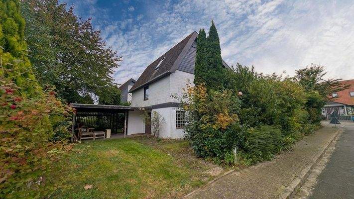 Seitliche Ansicht mit Carport