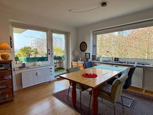 Wohnzimmer mit Balkonzugang