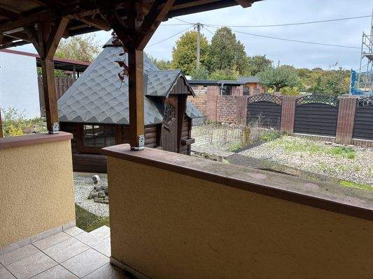 Terrasse und Grillhütte