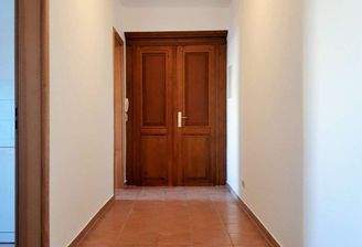 Wohnungsflur_vor der Erneuerung des Fußboden (FB)