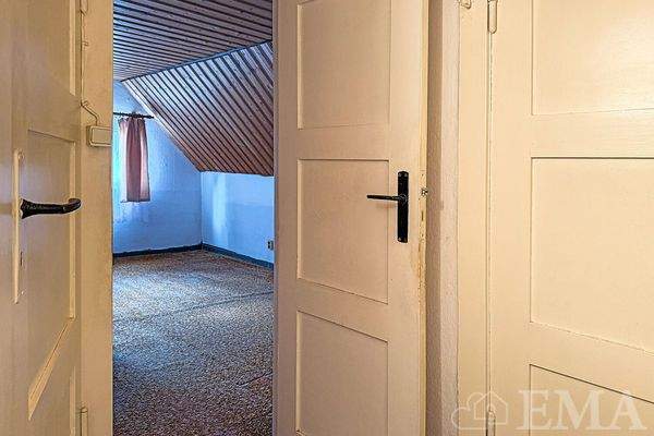 Blick vom Flur in das Schlafzimmer