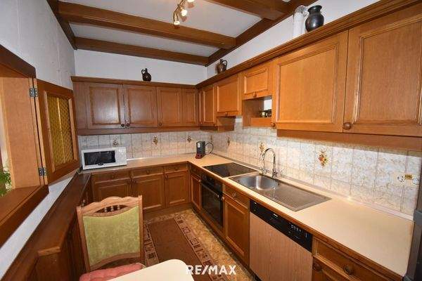 Küche mit kleinem Esstisch