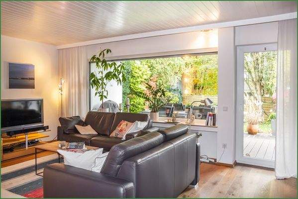 Blick vom Flur ins Wohnzimmer und in den Garten