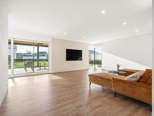 Großzügiger Wohnbereich mit Terrasse