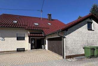 Vorderansicht Wohnhaus mit Praxis