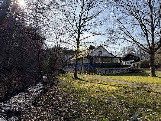 Blick vom Park auf Haus mit Diemel-Lauf