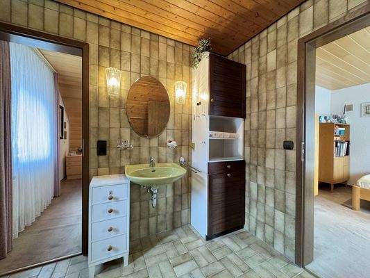 Bad mit Zugang in beide Schlafräume im DG