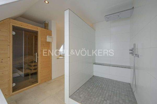 Dusche und Sauna im Obergeschoss