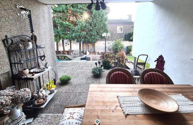 Terrasse neben dem Wohnzimmer