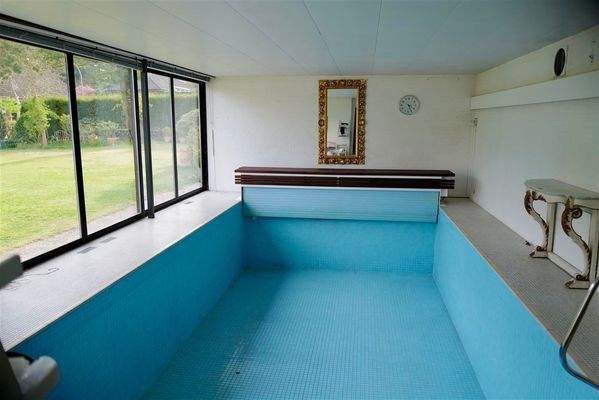 Schwimmbad mit Dusche und Ankleide