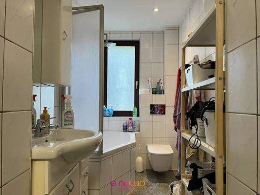 Auch im Erdgeschoss: das Tageslichtbad.