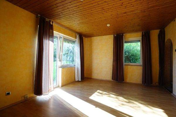 Wohnzimmer mit Zugang zur Terrasse