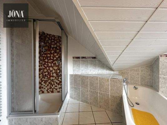 Badezimmer mit Dusche und Badewanne 