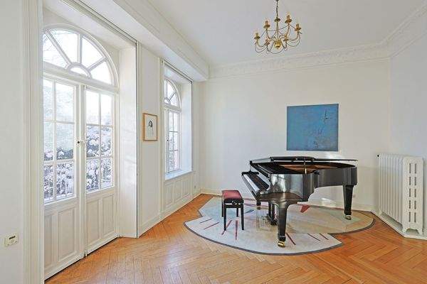 Esszimmer mit Ausgang zur vorderen Terrasse