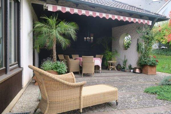 Terrasse teilweise überdacht mit Markise