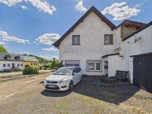 Hausansicht + Eingang Einliegerwohnung