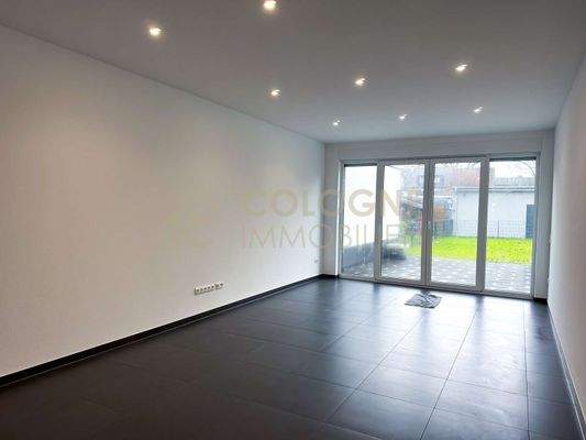 Geräumiges Wohnzimmer mit Terrassenzugang