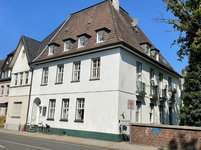 5-Zimmer-Altbauwohnung mit Balkon in Moers!