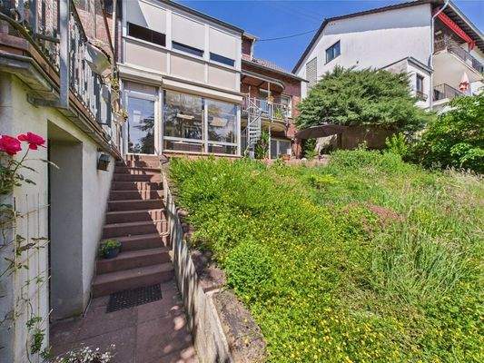 Treppe vom Garten zum Haus 