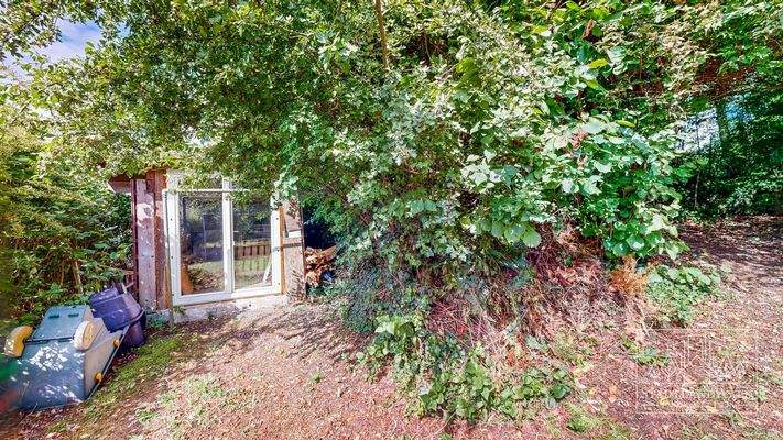 Garten mit kleinem Geräteschuppen