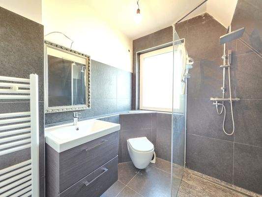 Badezimmer mit Dusche Dachgeschoss