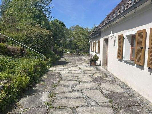 Haus eingebettet von Grün