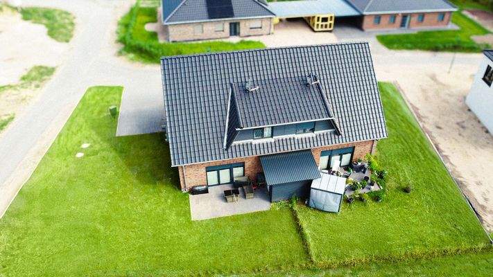 Großzügiger Gartenbereich im hinteren Teil des Grundstücks.