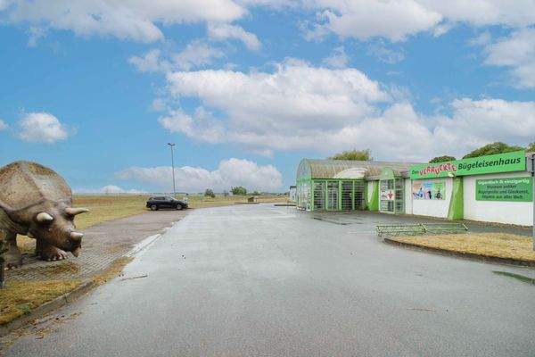 Auffahrt mit Parkflächen