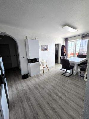 Essbereich mit Zugang zum Balkon